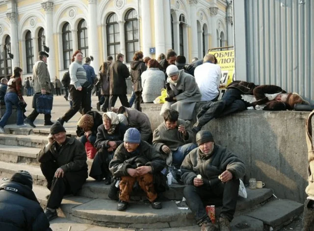 Почему на вокзалах всегда много бомжей