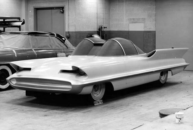 Концепт-кар Lincoln Futura 1955 года, который достался только Бэтмену