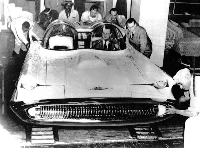 Концепт-кар Lincoln Futura 1955 года, который достался только Бэтмену