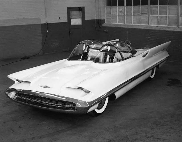 Концепт-кар Lincoln Futura 1955 года, который достался только Бэтмену