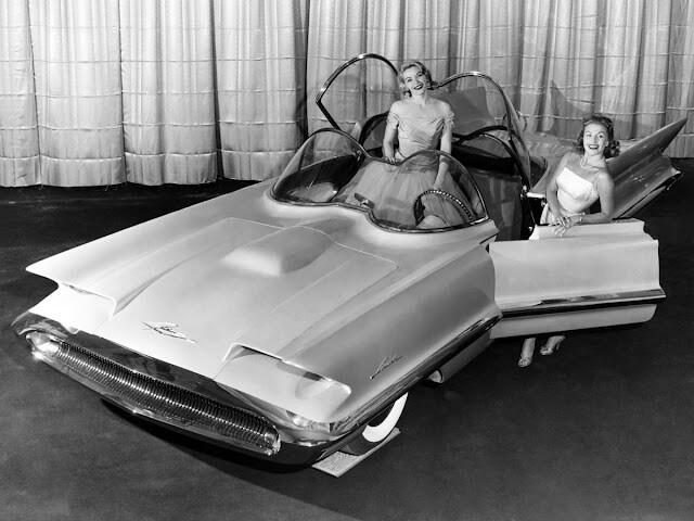 Концепт-кар Lincoln Futura 1955 года, который достался только Бэтмену