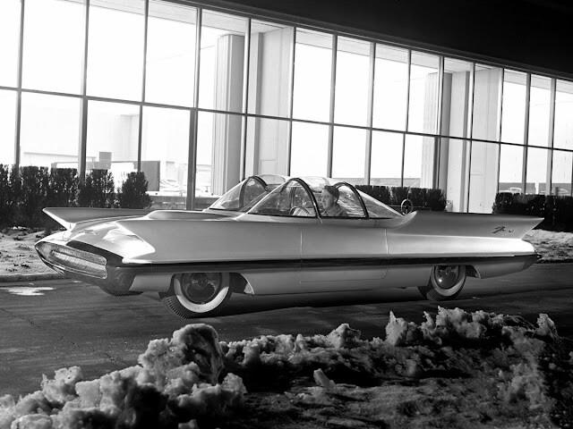 Концепт-кар Lincoln Futura 1955 года, который достался только Бэтмену