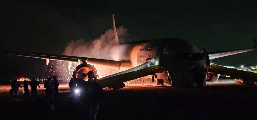 
        В аэропорту Токио загорелся самолет Japan Airlines с пассажирами на борту    