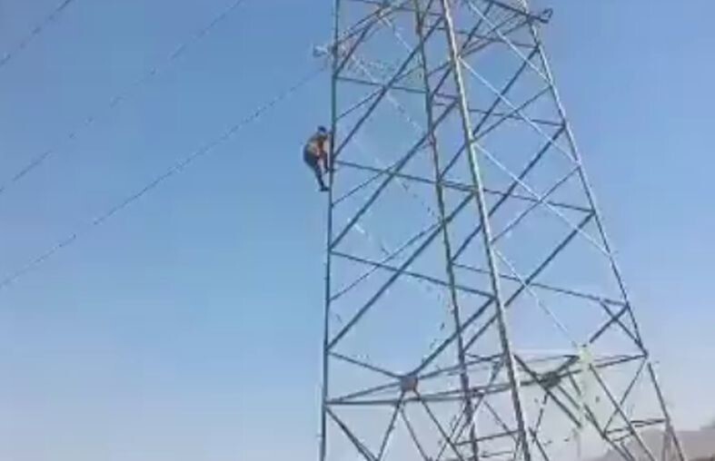 Человек на лэп. Человек на лэп. Высоковольтные столбы. Человек на лэп. Человек на лэп.