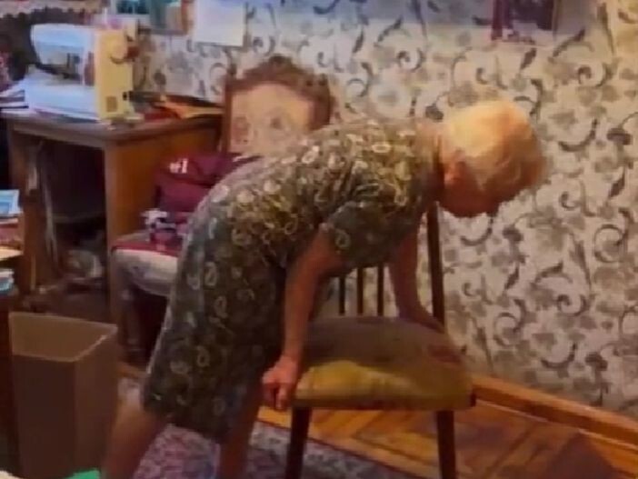 
        92-летняя бабушка из Питера легко делает горизонтальную планку    