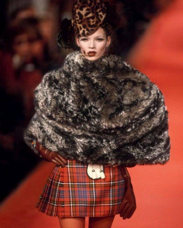 Кейт Мосс на показе Vivienne Westwood 1993 года