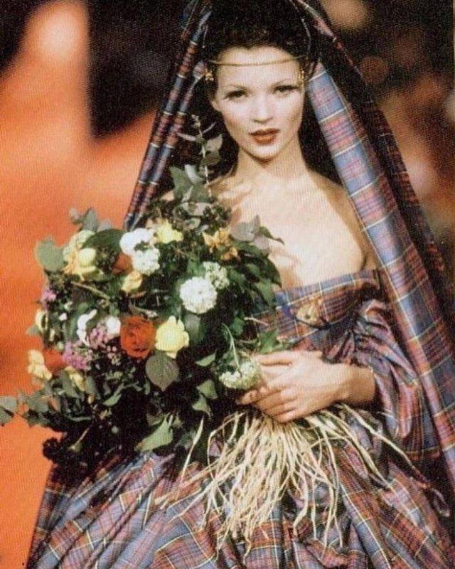 Кейт Мосс на показе Vivienne Westwood 1993 года