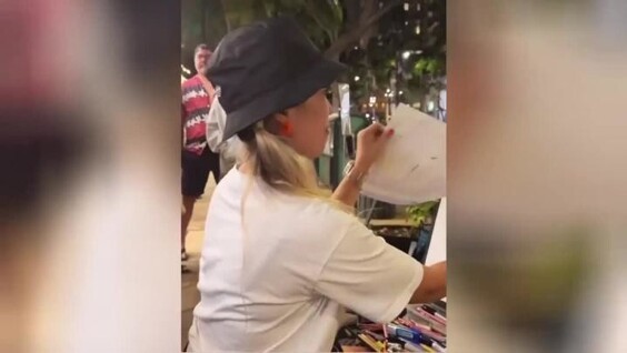 
        Художница нарисовала комичный портрет двух людей    
