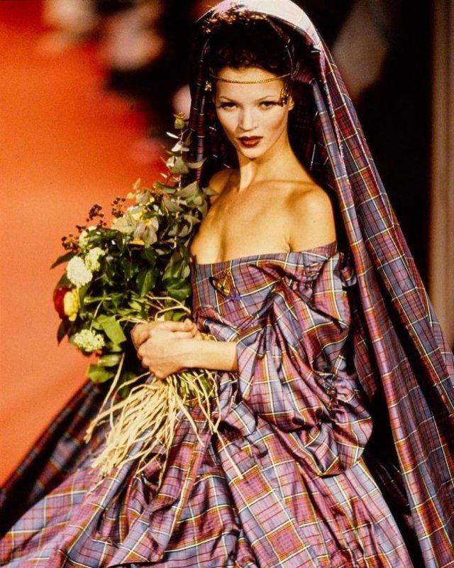 Кейт Мосс на показе Vivienne Westwood 1993 года