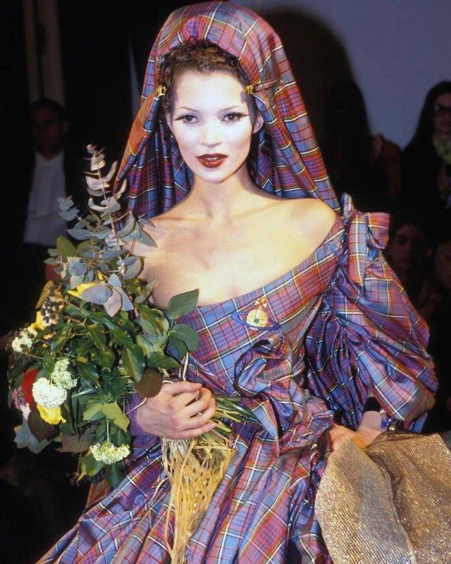 Кейт Мосс на показе Vivienne Westwood 1993 года