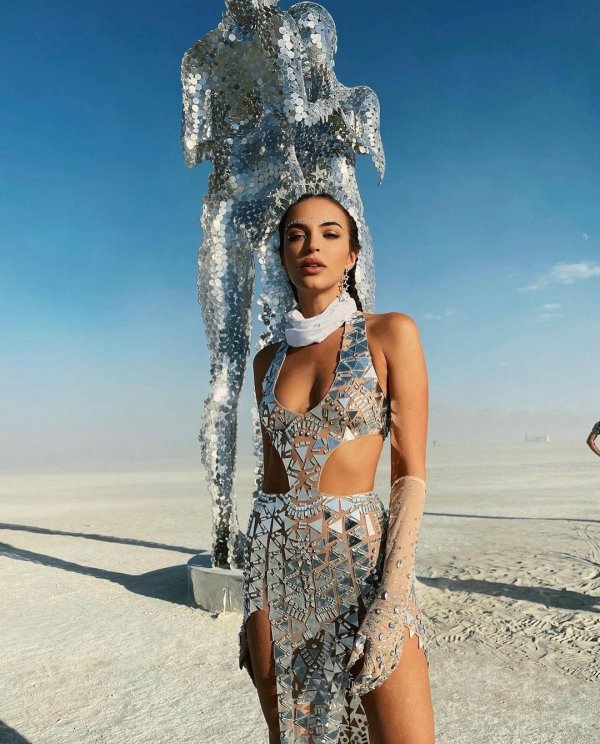 Впечатляющие наряды участников фестиваля Burning Man-2022 (21 фото)