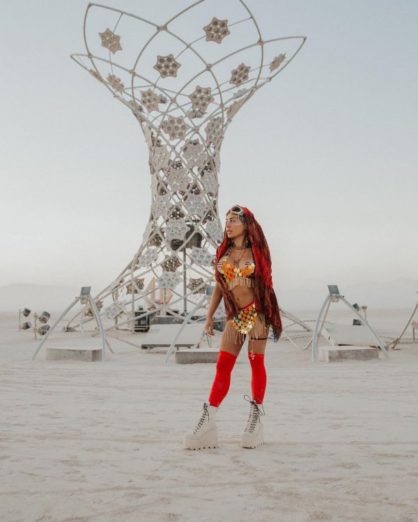 Впечатляющие наряды участников фестиваля Burning Man-2022 (21 фото)