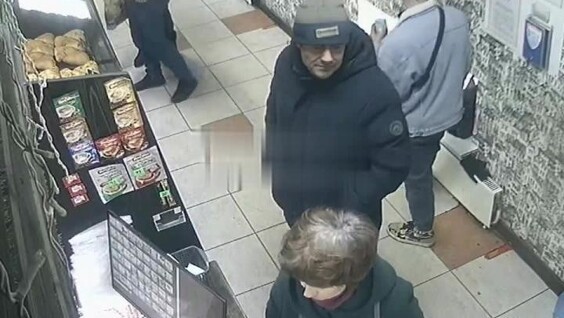 
        Группа парней украла у старушки пакет с продуктами    
