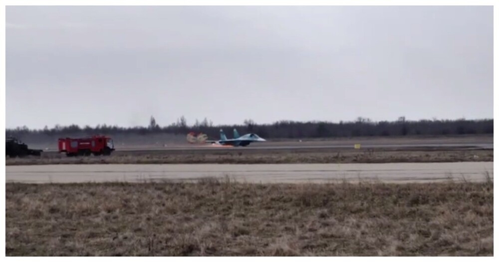 
        Редкие кадры посадки Су-34 без шасси    