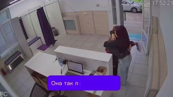 
        Сотрудница пункта выдачи поддержала клиентку, которая пришла за заказом в слезах    