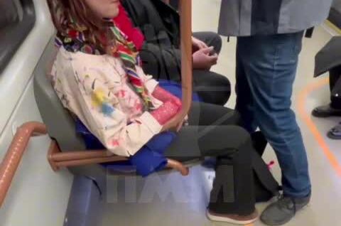 
        Мужчина ударил девушку за то, что она ела и чавкала в вагоне метро    