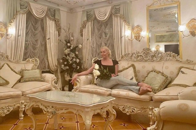 Анастасия Волочкова продаёт свою квартиру в центре Санкт-Петербурга за 165 миллионов рублей (6 фото)