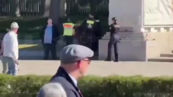 
        В Берлине полиция задержала музыканта после исполнения советского гимна    