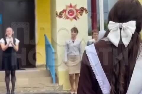 
        «Называла меня умственно отсталой»: в Чувашии выпускница выступила с речью о буллинге со стороны директора школы    