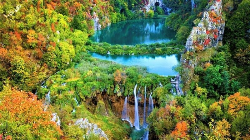 
        Плитвицкие озёра - живой лабиринт из воды и камня    
