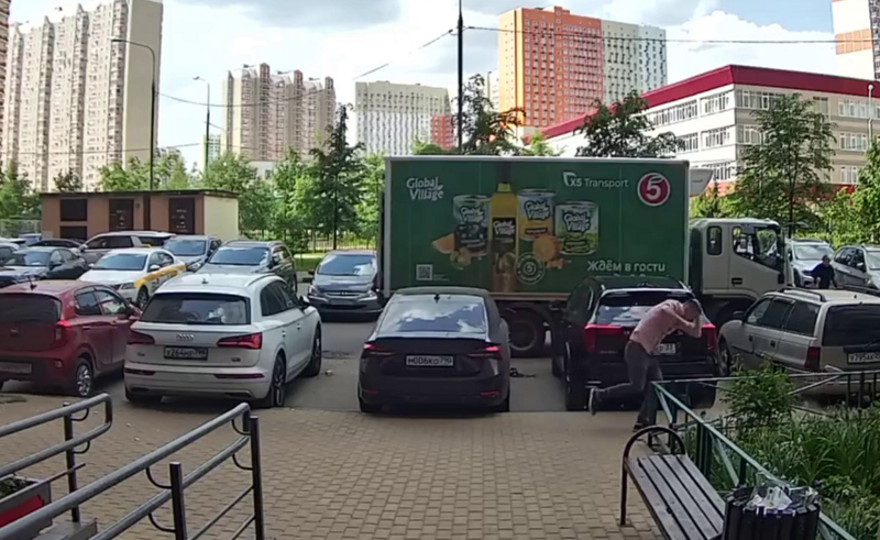 
        В Красногорске дети баловались и кидали с балкона 25-этажа кирпичи на прохожих    