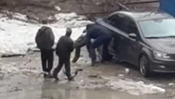 
        Мужчина спас мальчика, увязшего в грязи    