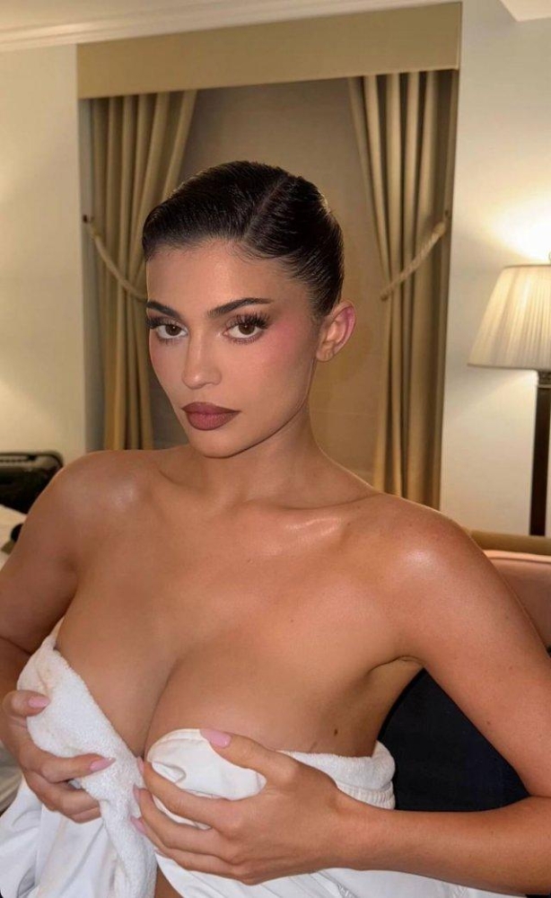 Кайли Дженнер показала процесс снятия с ножек туфель Ferragamo после Met Gala