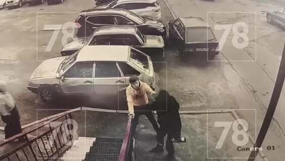 
        Судимый за кражу мужчина при попытке украсть энергетик распылил в продавца баллончик    