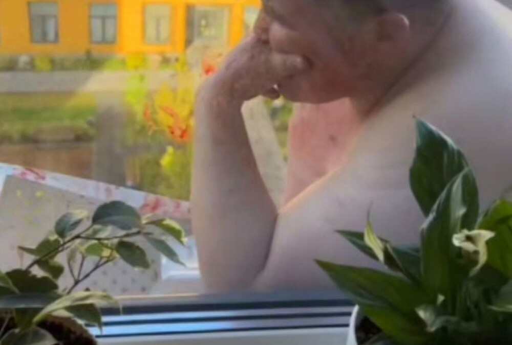 
        В Подмосковье спасатели помогли мужчине, упавшему на чужой кондиционер    
