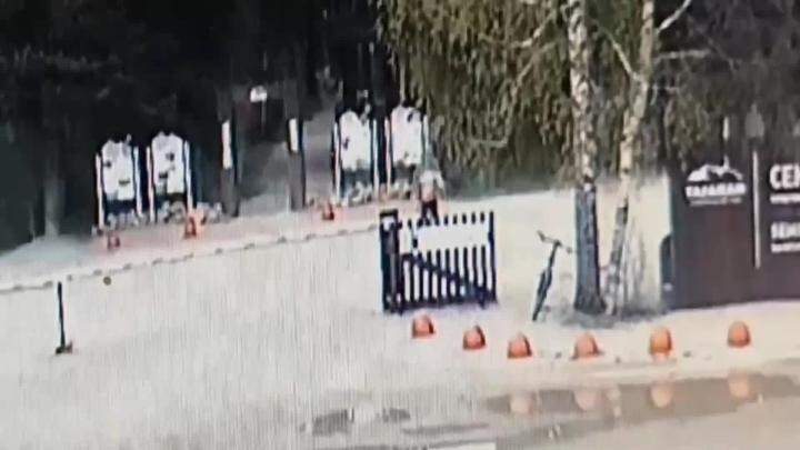 
        Велосипедист камнем ударил по голове инспектора парка в Челябинской области    