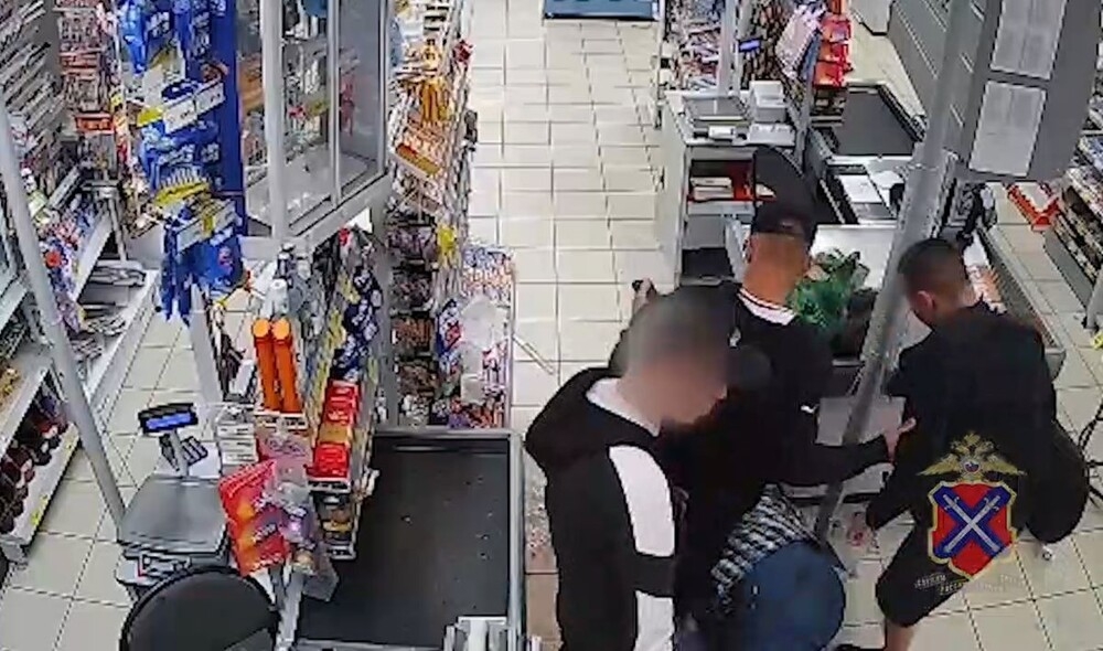 
        Парни избили мужчину в магазине за замечание    