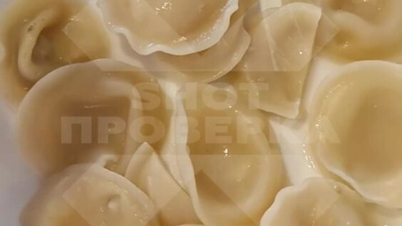 
        Девушке попались пельмени без мяса    