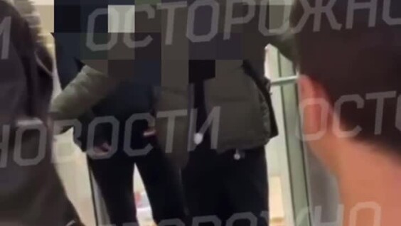 
        Подростки выгнали из лифта женщину с ребёнком из-за её хиджаба    