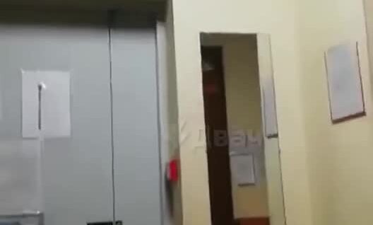 
        Парень пытается определить время по часам со стрелками    