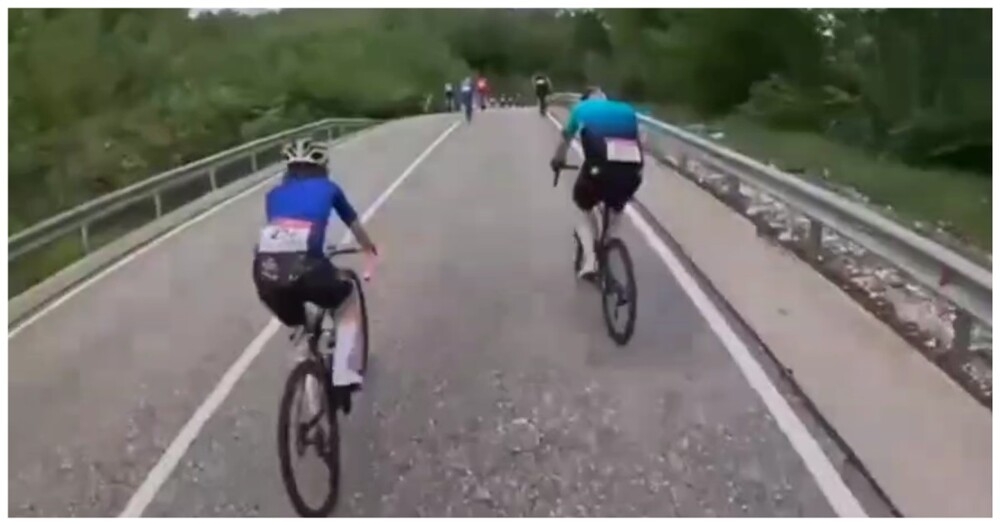 
        Курьезный эпизод во время велогонки    