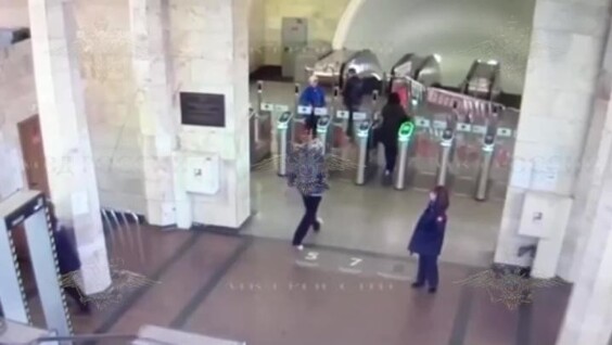 
        Безбилетник распылил баллончик в лицо работника метро    
