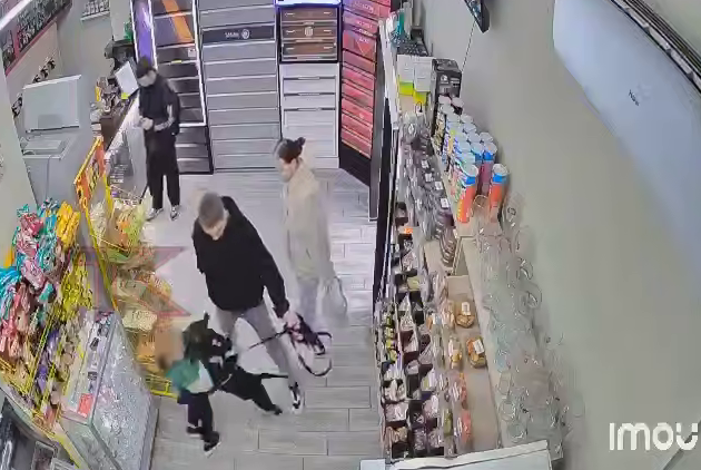 
        Собака укусила ребёнка за лицо в магазине    