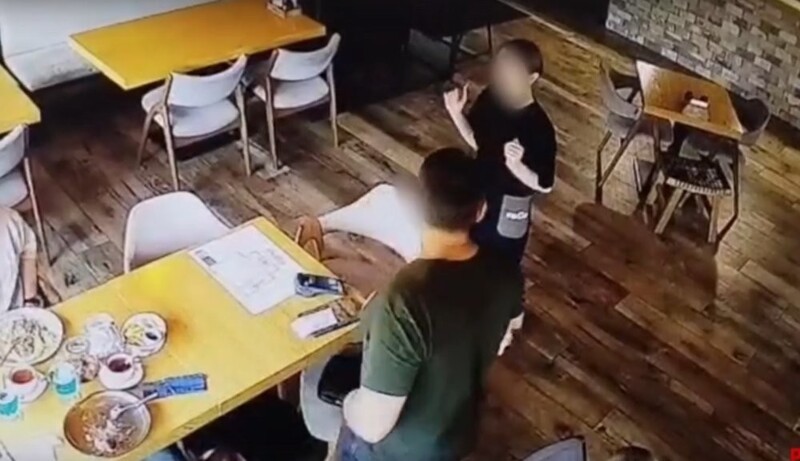 
        Пьяный мужчина угрожал ножом сотрудникам кафе в Подмосковье    