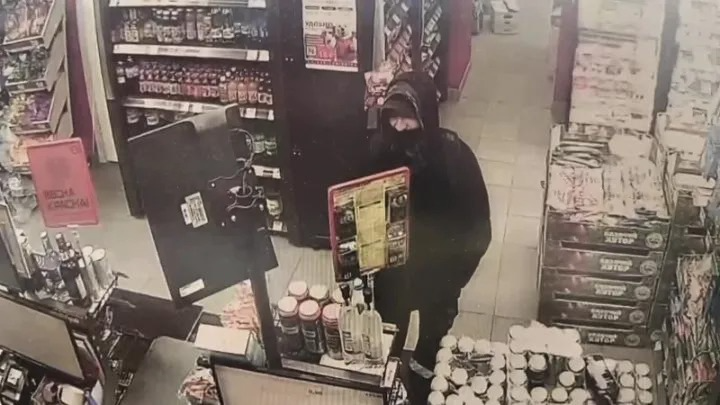 
        Судимый за кражу мужчина при попытке украсть энергетик распылил в продавца баллончик    