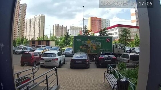 
        В Красногорске дети баловались и кидали с балкона 25-этажа кирпичи на прохожих    