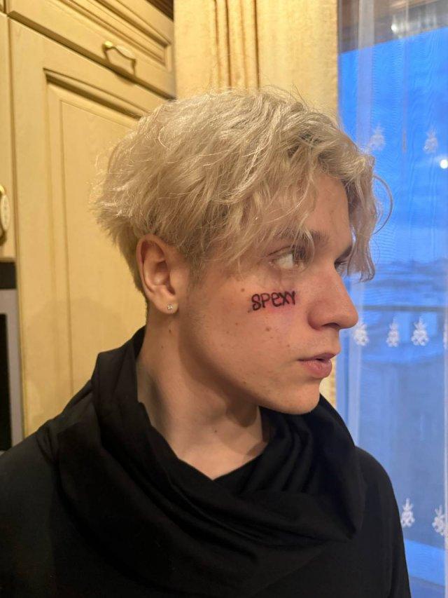 Младший сын Татьяны Булановой набил себе татуировку на лице
