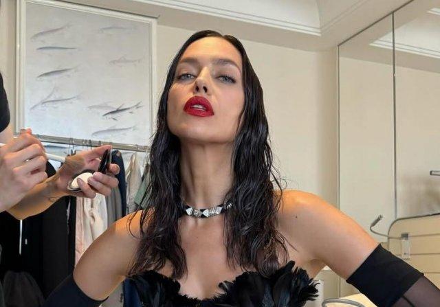 Ирина Шейк элегнатно обходит запрет на "голые платья" в Каннах
