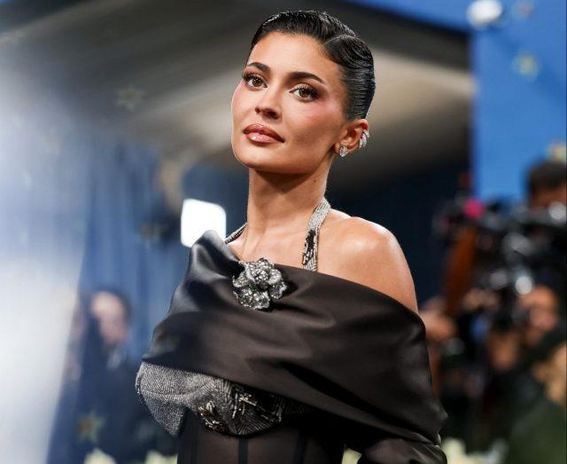 Кайли Дженнер показала процесс снятия с ножек туфель Ferragamo после Met Gala