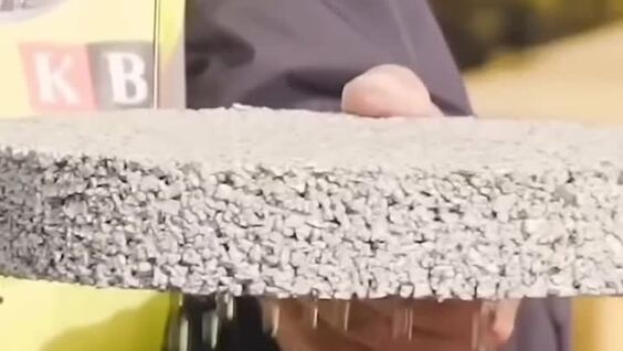 
        Немецкие инженеры создали асфальт, который пьёт воду    