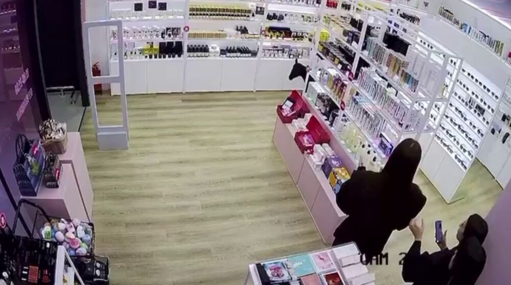 
        Овца в магазине косметики    