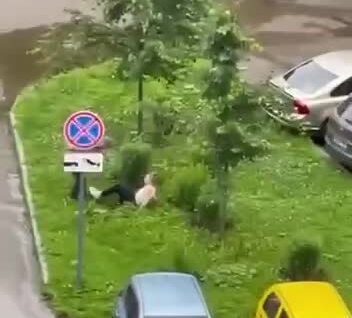 
        В Химках мужчина попытался изнасиловать девушку на улице: он набросился с поцелуями и повалил на траву    