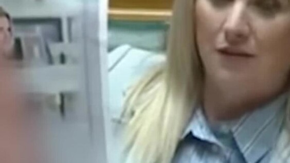 
        В Новой Зеландии депутат показала в парламенте свое обнажённое AI-фото    