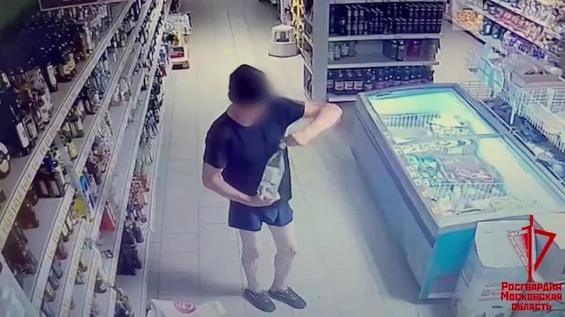 
        В Подмосковье мужчина в трусах и с топором вломился в магазин    