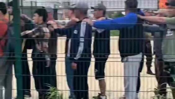 
        Правоохранители выгнали более полусотни мигрантов с футбольной площадки в Екатеринбурге    