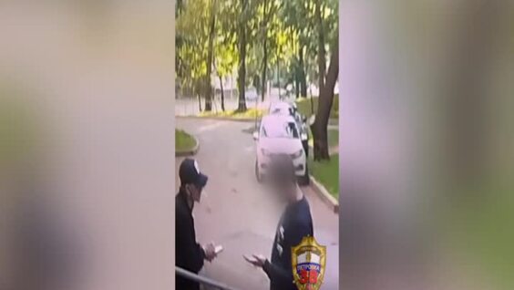 
        Мужчина взял смартфон, чтобы позвонить, и не вернул    